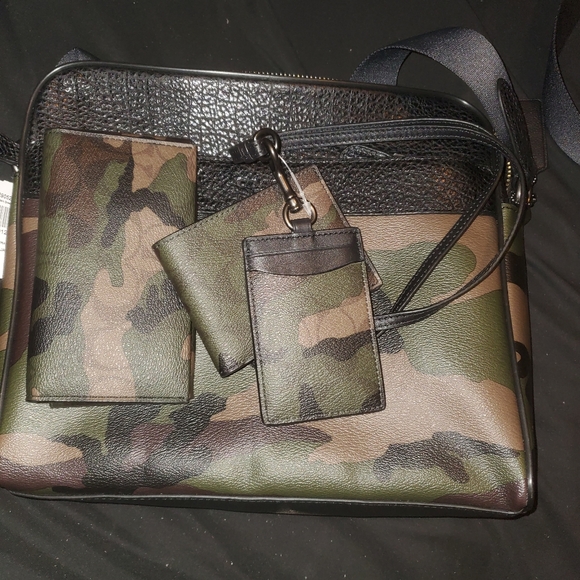 Coach Set - Picture 2 of 2